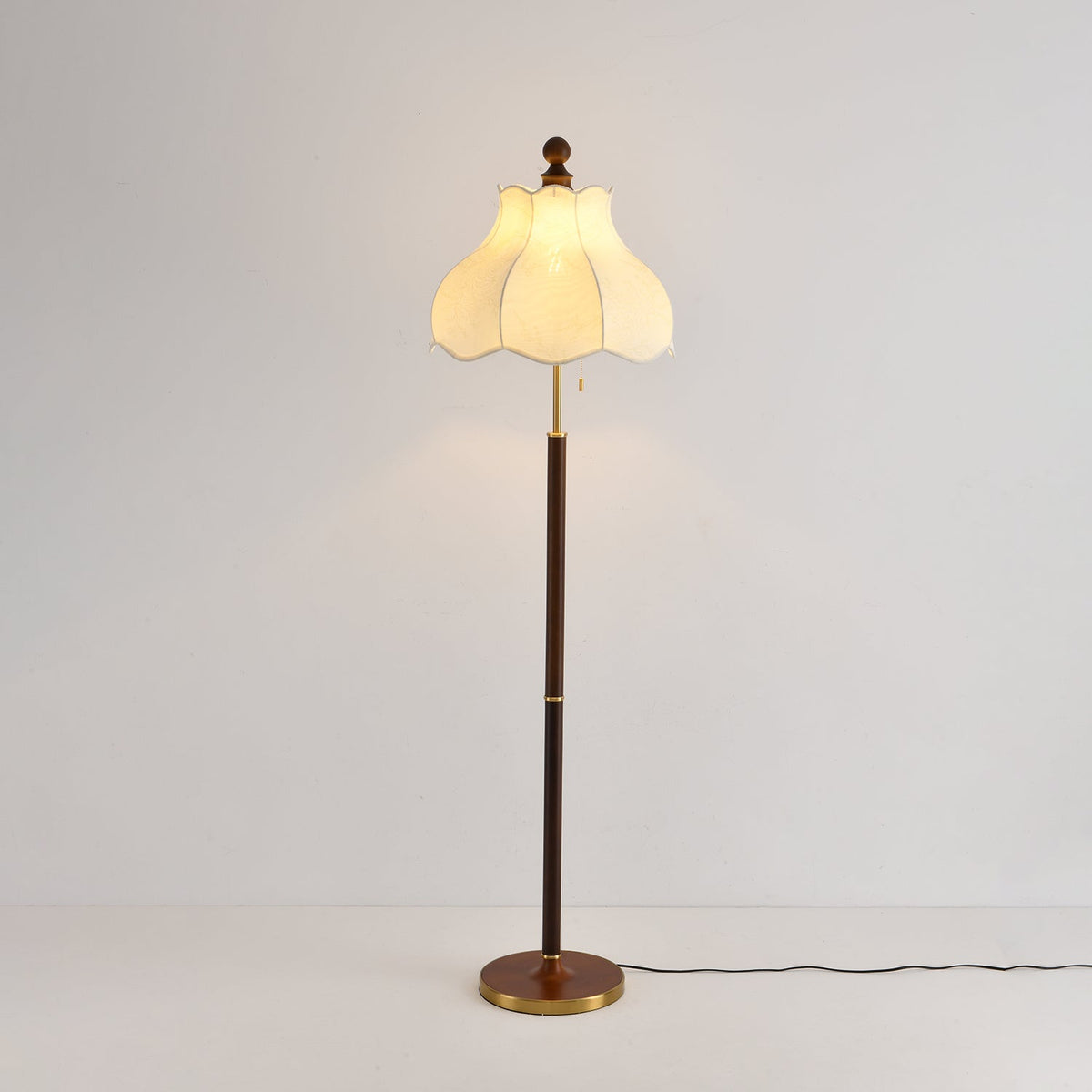 Lámpara de pie vintage Valonda en un salón clásico – imagen 12