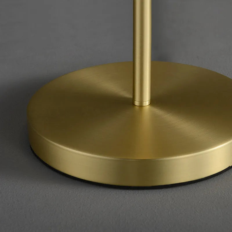Lámpara de mesa de latón Valvara – detalle de la base redonda de latón