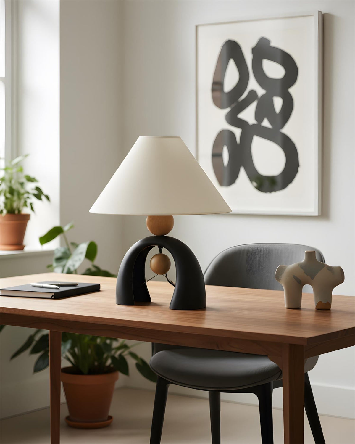 Lámpara de mesa de arco Varcela en un salón moderno – imagen 3