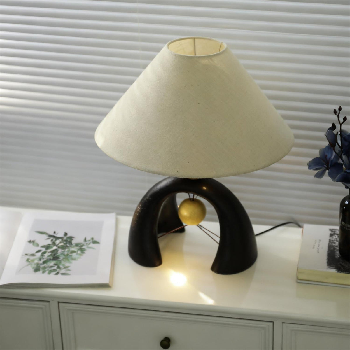 Lámpara de mesa de arco Varcela en un salón moderno – imagen 10