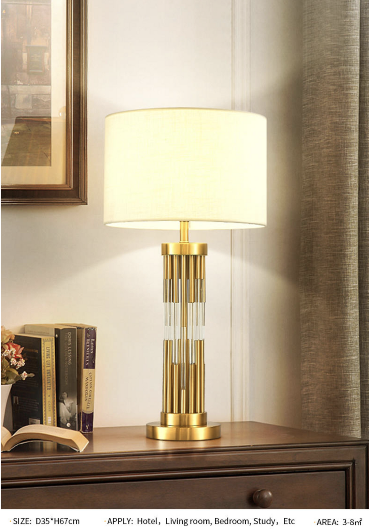 Lámpara de mesa de latón y cristal Vardela en una mesilla de noche – imagen 7