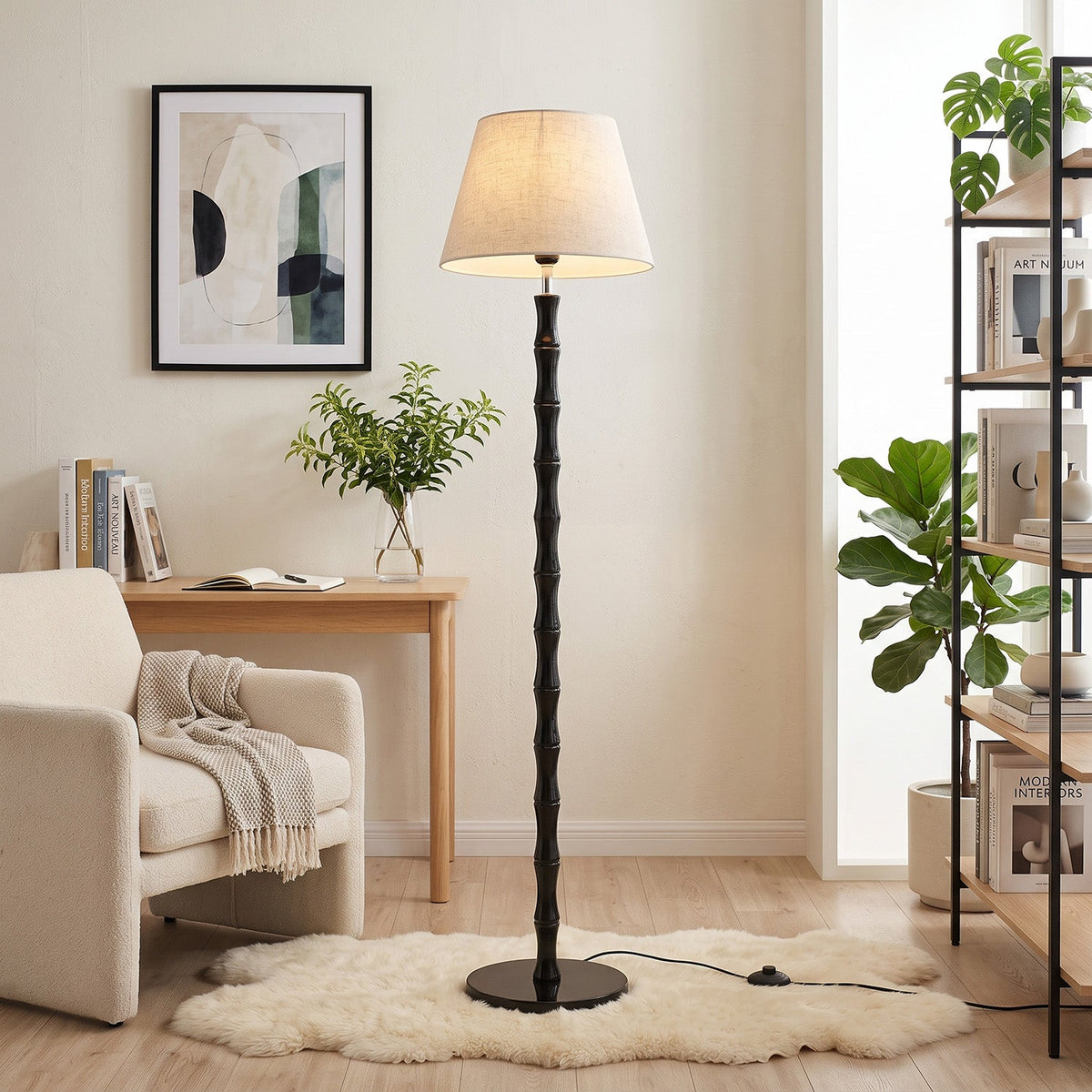 Lámpara de pie Varilda en un salón acogedor – imagen 8