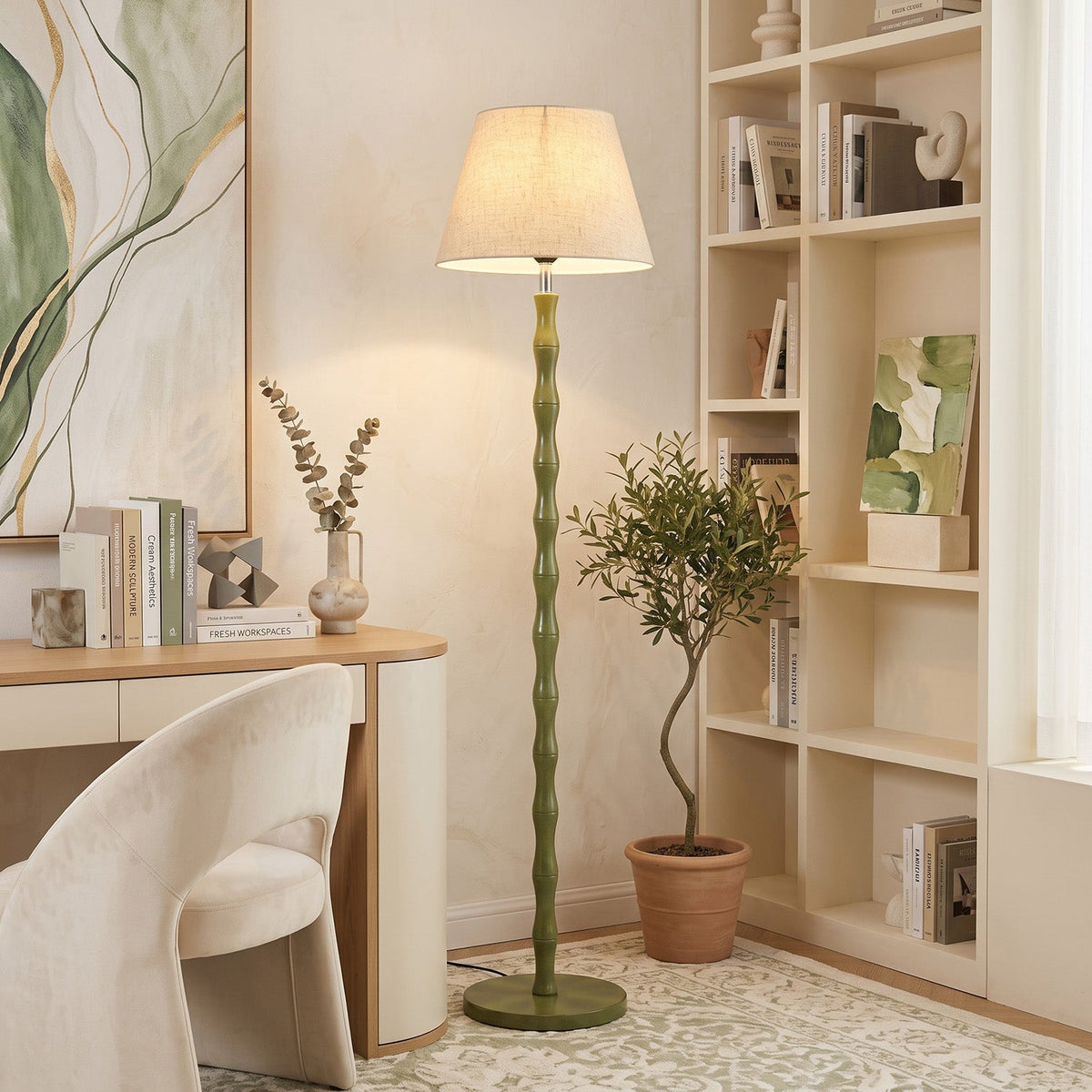 Lámpara de pie Varilda en un salón acogedor – imagen 10