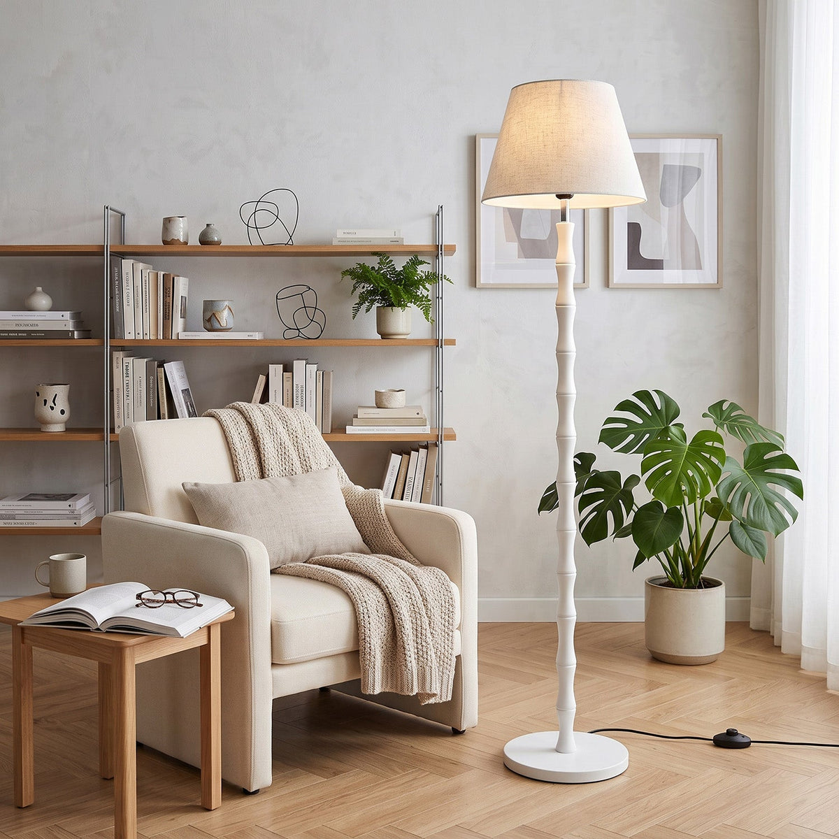 Lámpara de pie Varilda en un salón acogedor – imagen 16