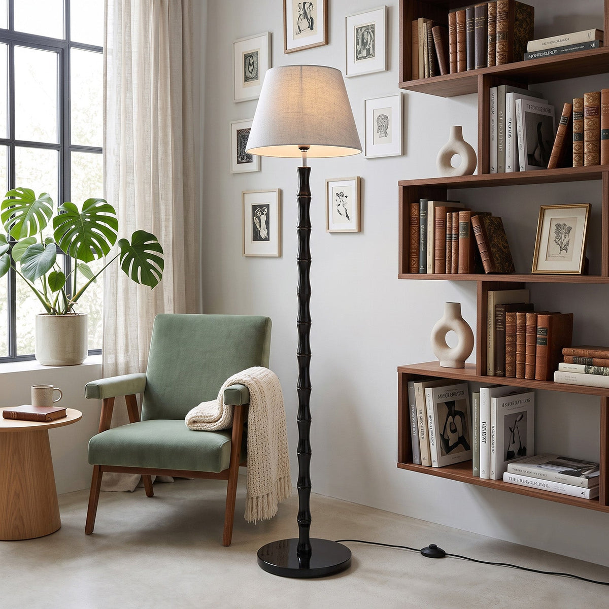 Lámpara de pie Varilda en un salón acogedor – imagen 17