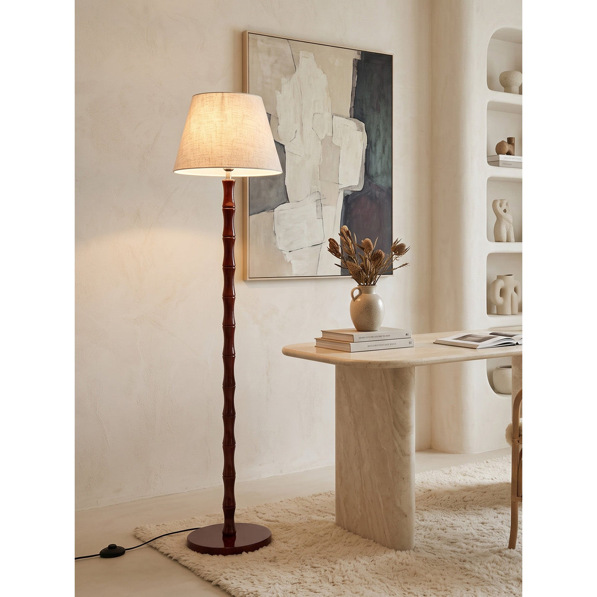 Lámpara de pie Varilda en un salón acogedor – imagen 19