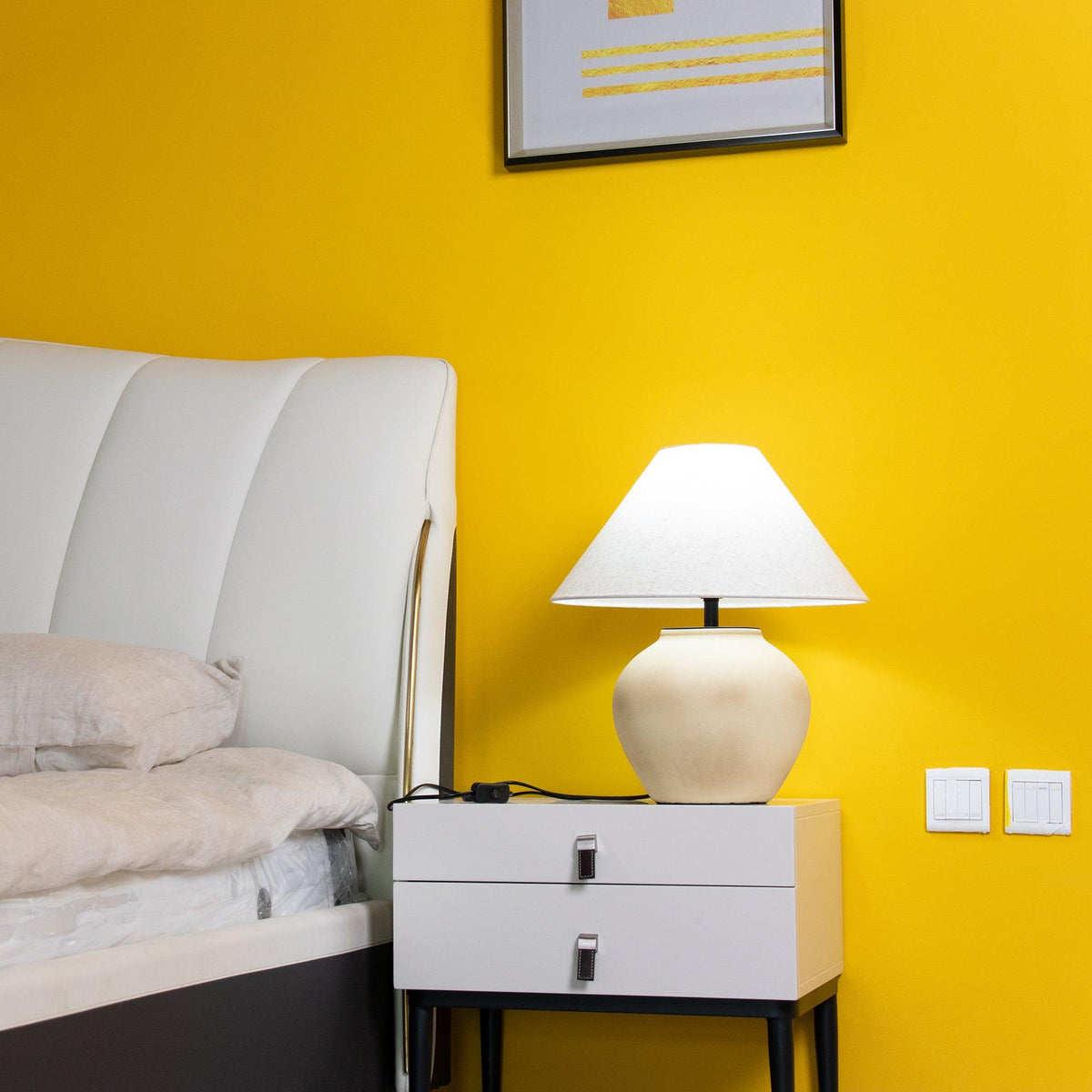 Lámpara de mesa de cerámica Vasela en un dormitorio sereno – imagen 9