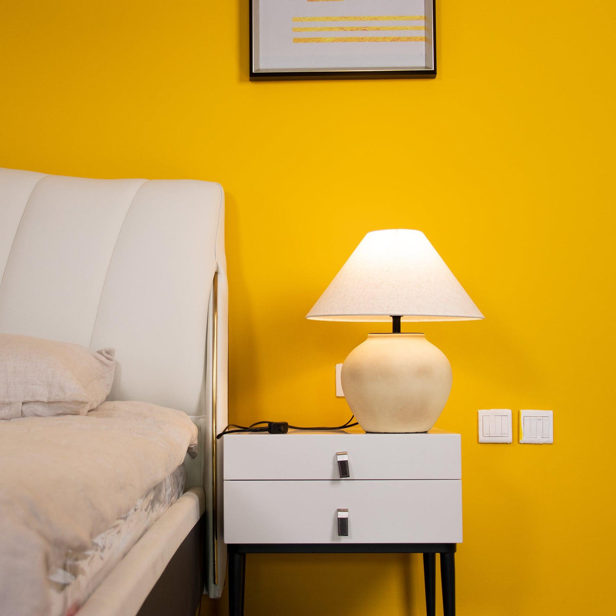 Lámpara de mesa de cerámica Vasela en un dormitorio sereno – imagen 10