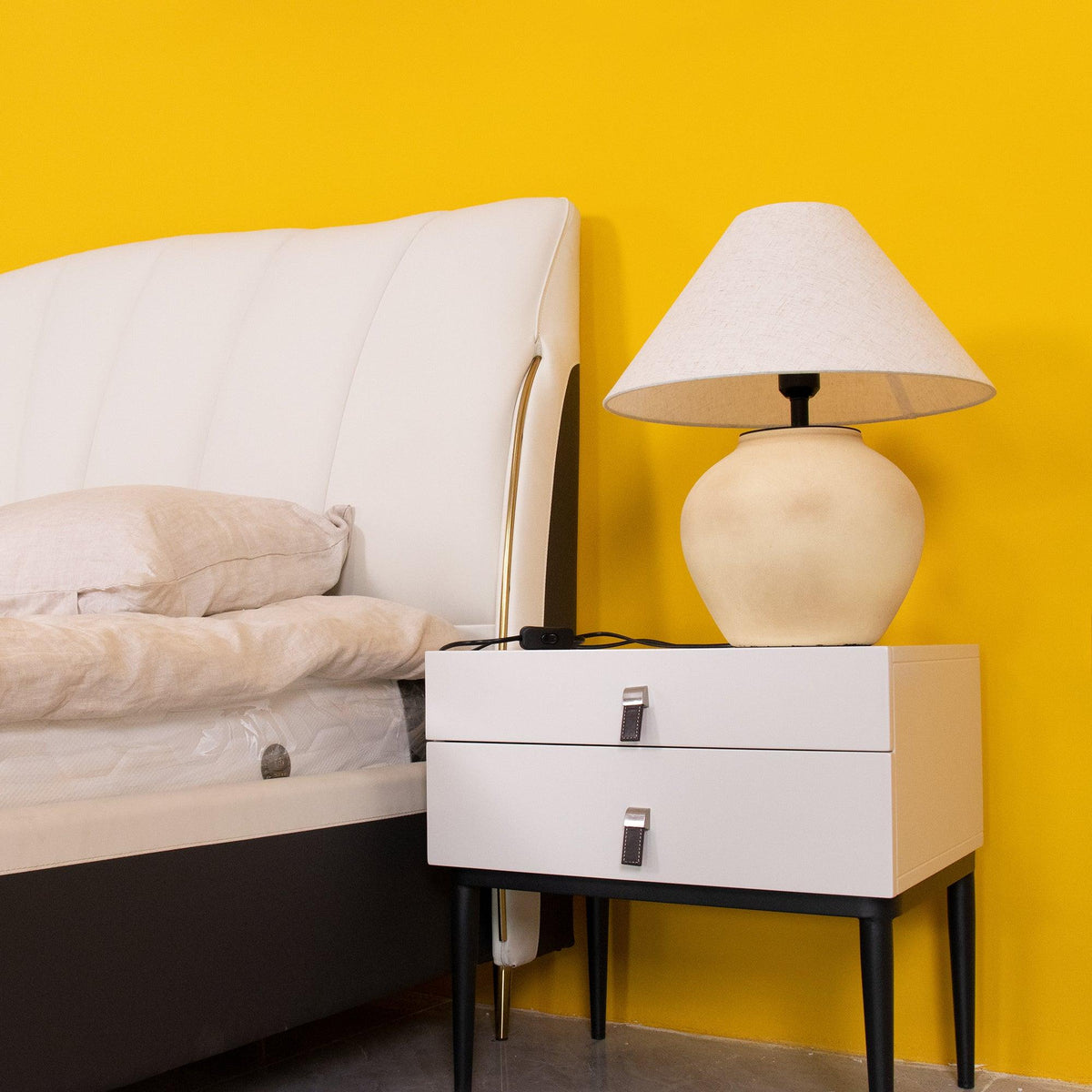 Lámpara de mesa de cerámica Vasela en un dormitorio sereno – imagen 11