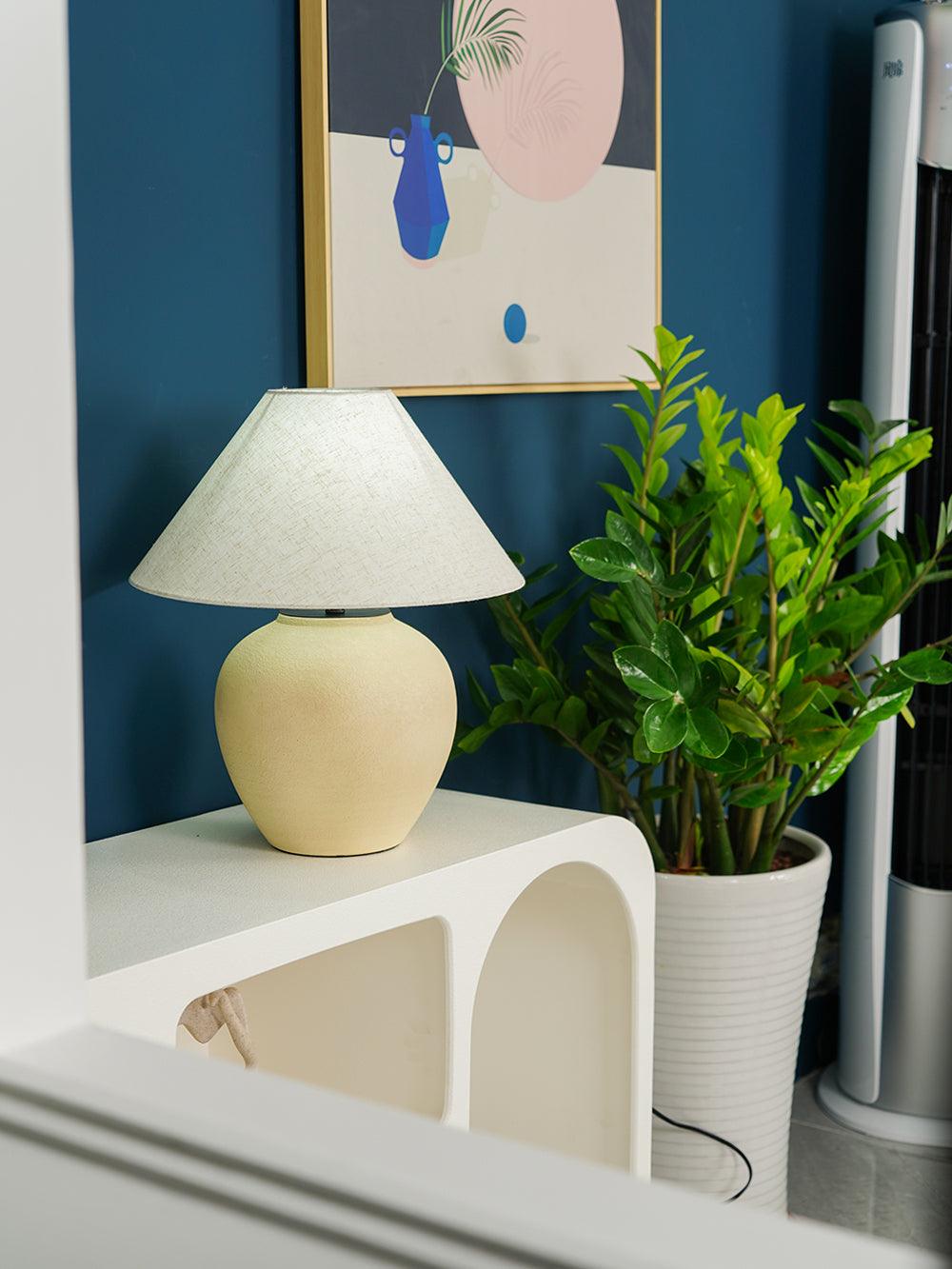 Lámpara de mesa de cerámica Vasela en un dormitorio sereno – imagen 12