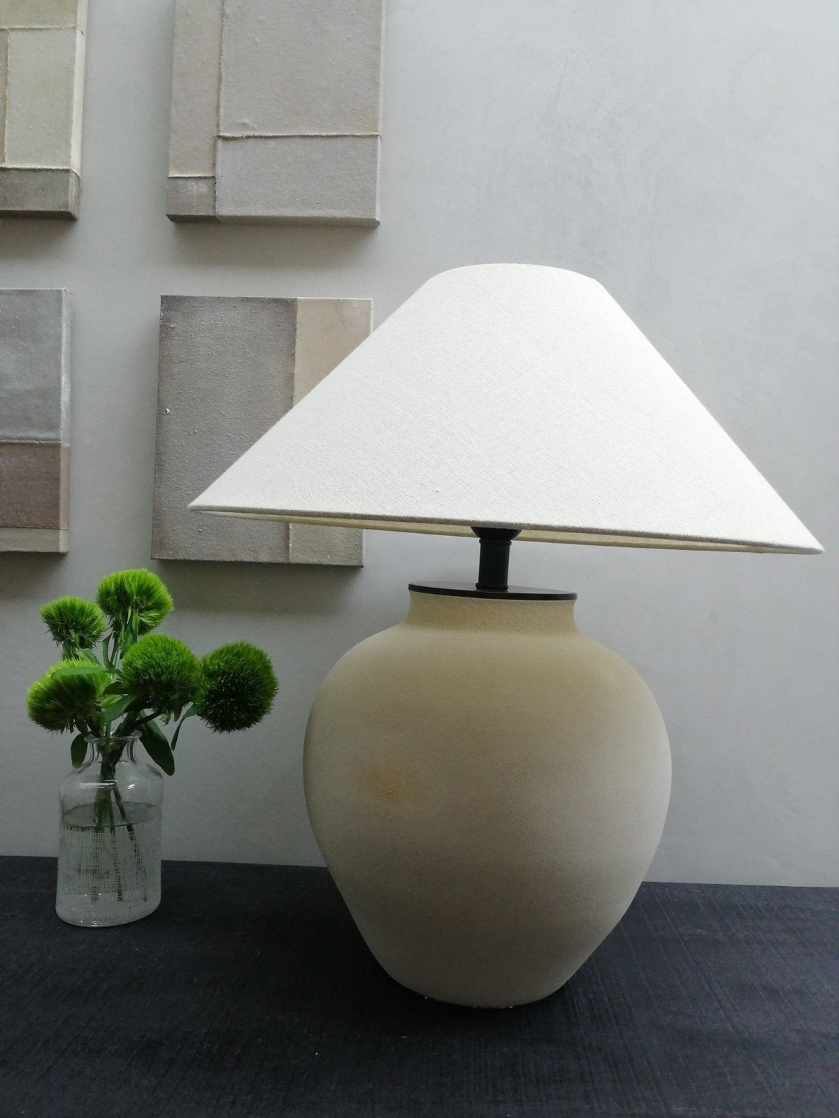 Lámpara de mesa de cerámica Vasela en un dormitorio sereno – imagen 13