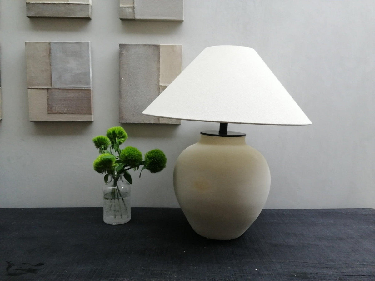 Lámpara de mesa de cerámica Vasela en un dormitorio sereno – imagen 14