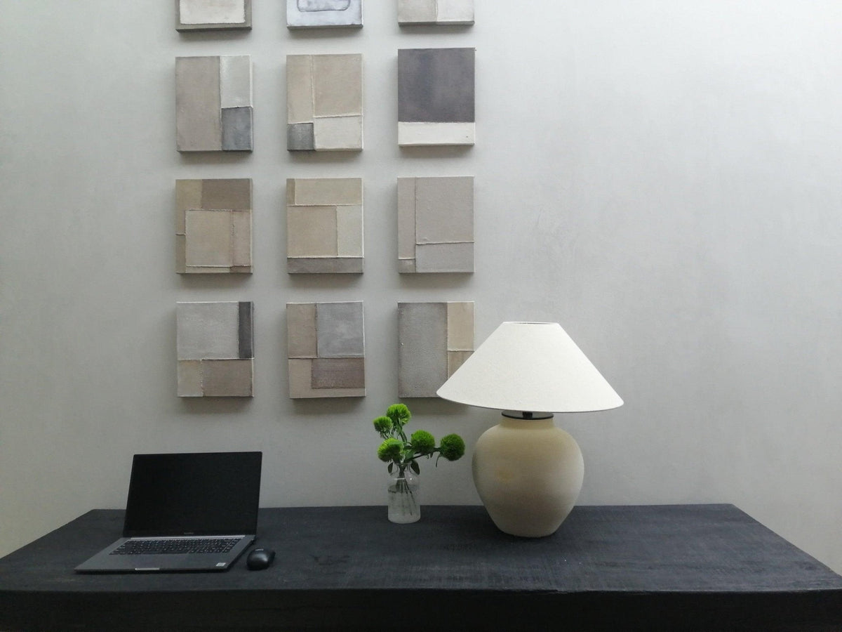 Lámpara de mesa de cerámica Vasela en un dormitorio sereno – imagen 15