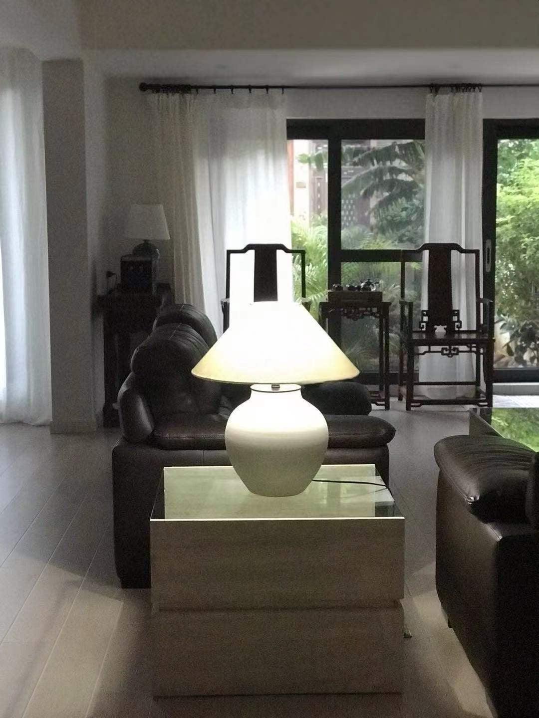 Lámpara de mesa de cerámica Vasela en un dormitorio sereno – imagen 19