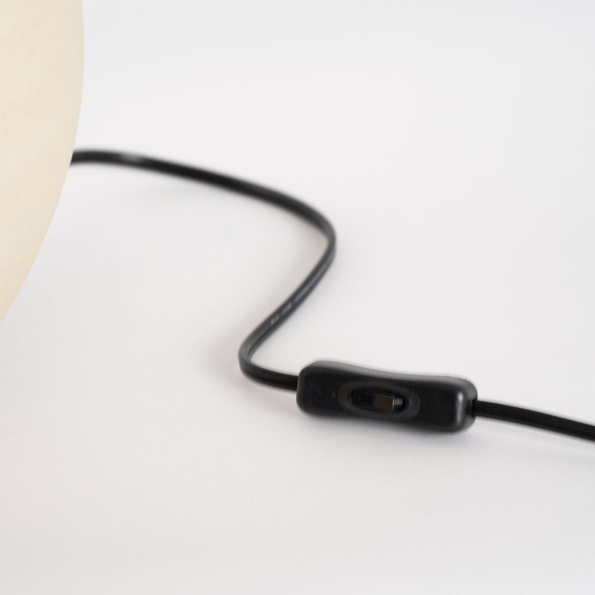 Lámpara de mesa de cerámica Vasela – detalle del interruptor en el cable