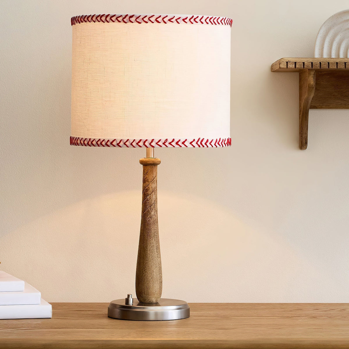 Lámpara de mesa bate de béisbol Vateo – encendida sobre una mesa de madera
