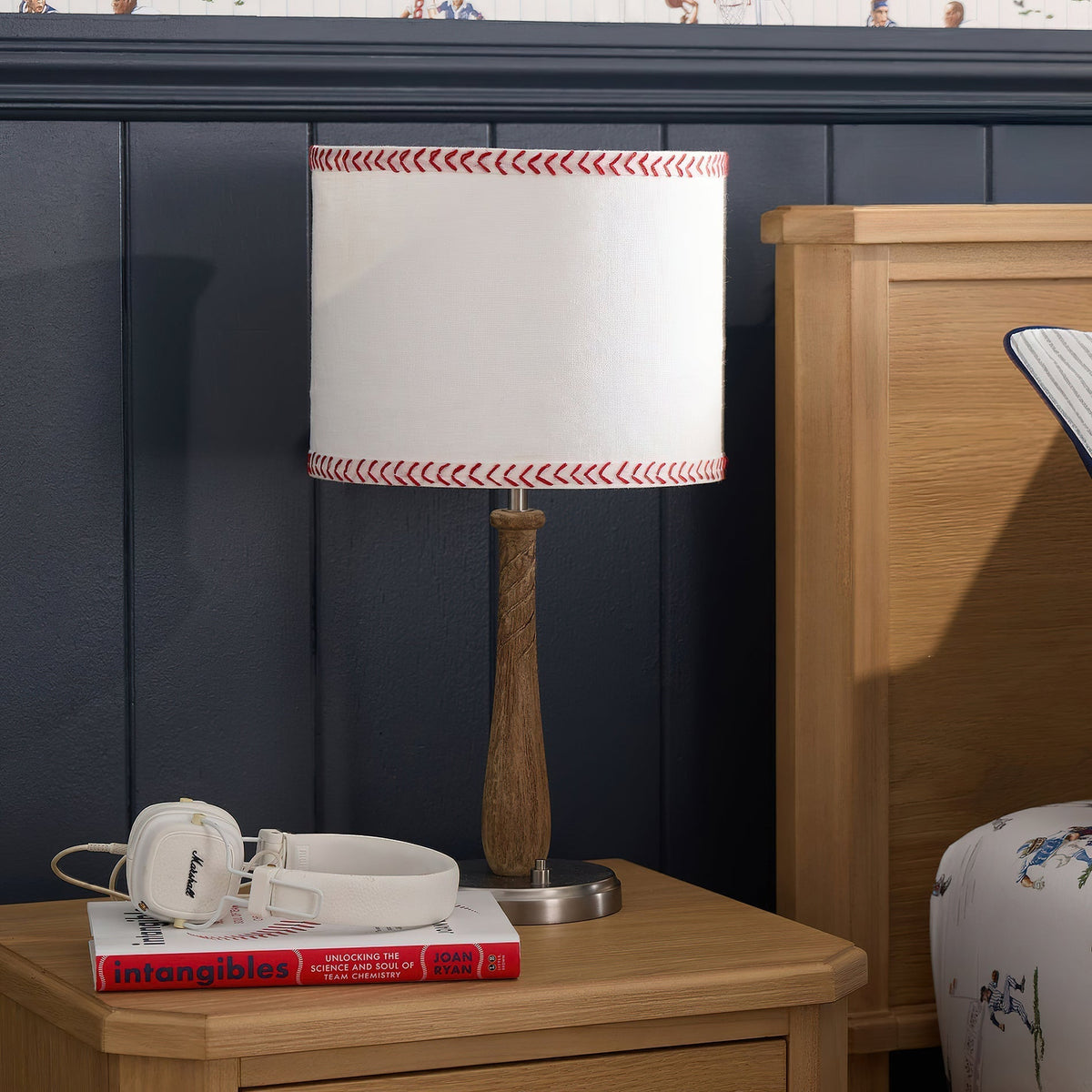 Lámpara de mesa bate de béisbol Vateo – sobre una mesilla junto a la cama