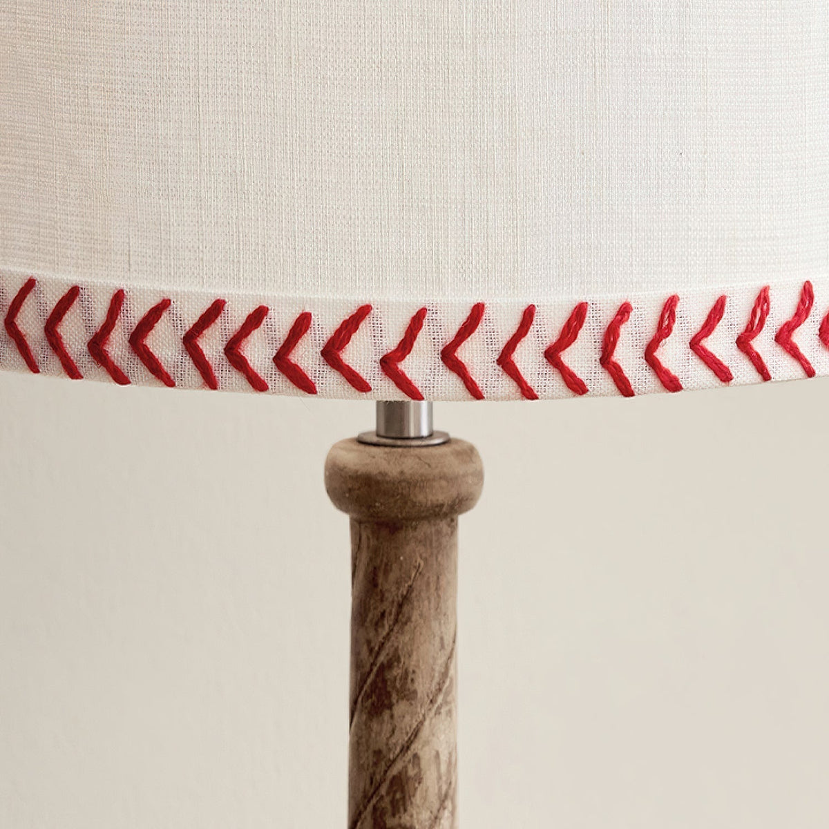 Lámpara de mesa bate de béisbol Vateo – detalle de la costura roja de la pantalla