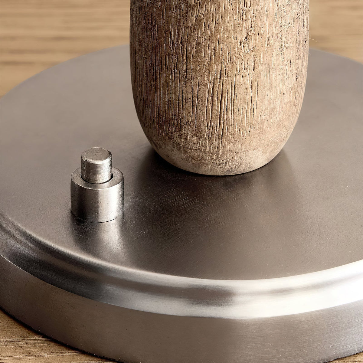 Lámpara de mesa bate de béisbol Vateo – detalle de la base metálica y el pie de madera