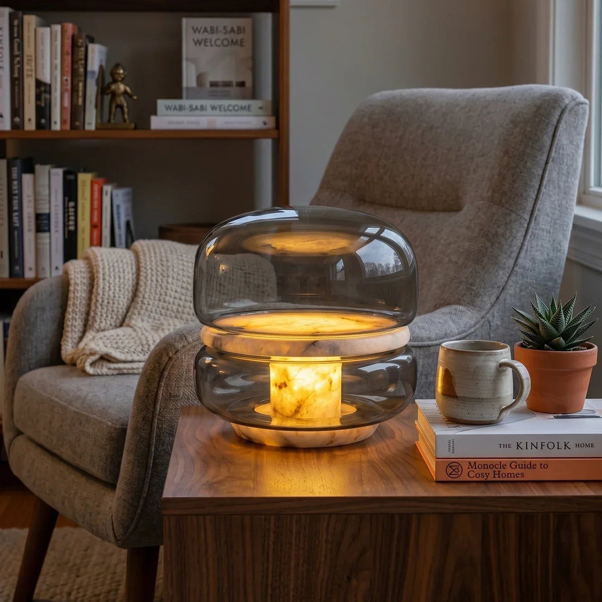 Lámpara de mesa de alabastro Velaba en un salón acogedor – imagen 11