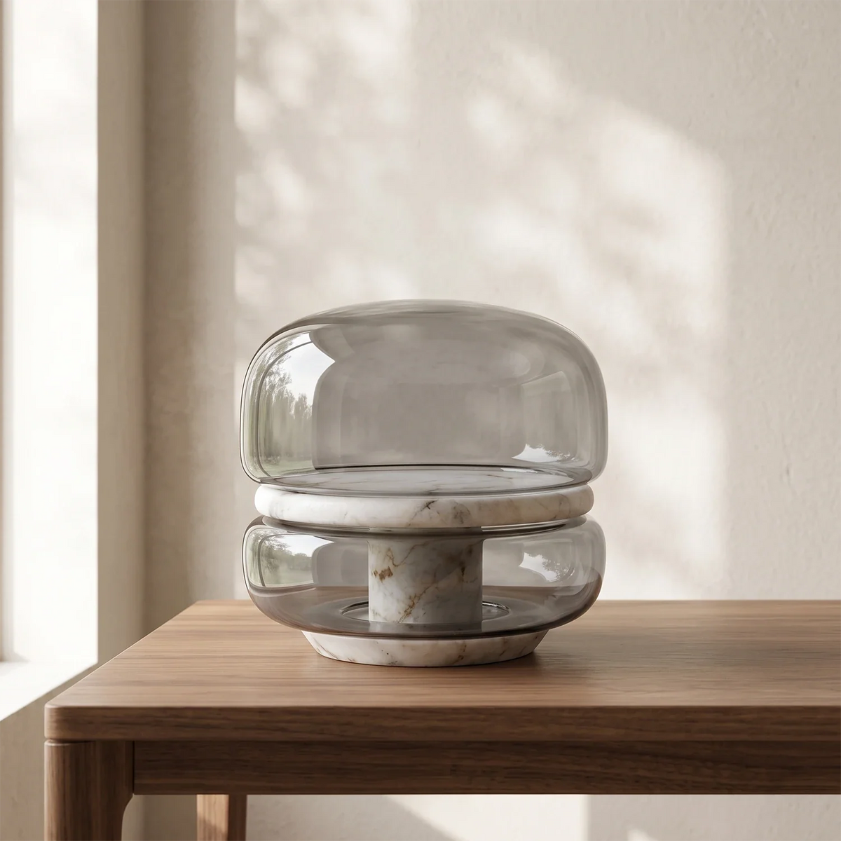 Lámpara de mesa de alabastro Velaba – apagada sobre una mesa de madera