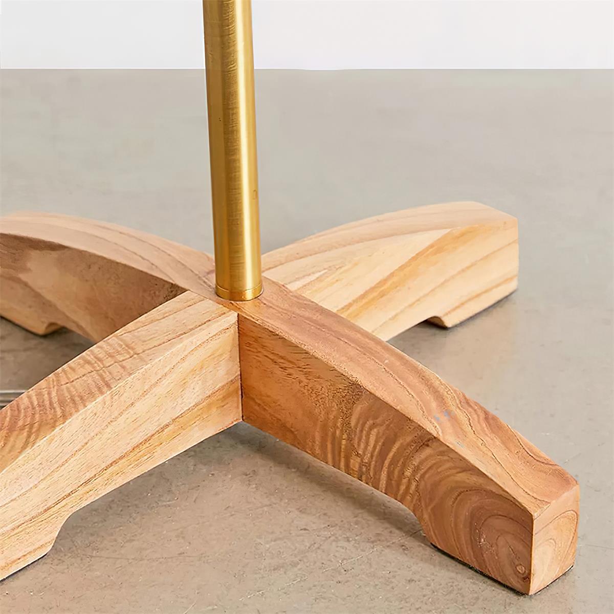 Lámpara de pie columna de tela Velacia – detalle de la base en cruz de madera