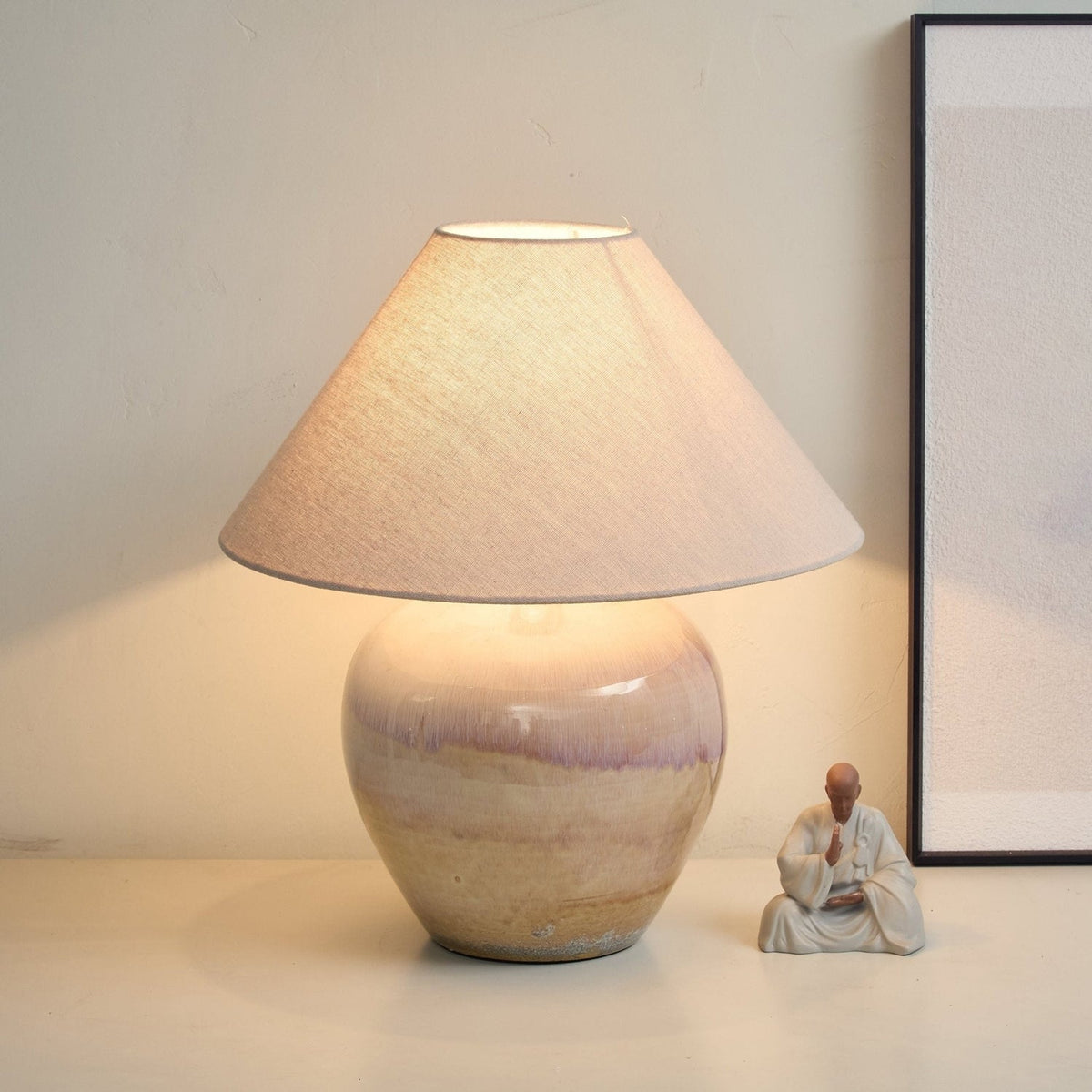 Lámpara de mesa de cerámica Velada – luz cálida bajo la pantalla