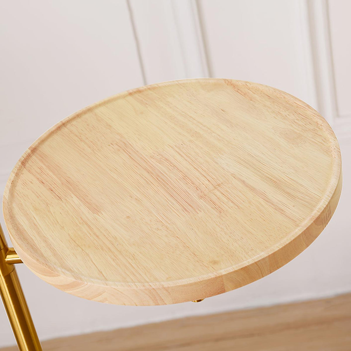 Lámpara de pie con mesita Veladina – detalle de la bandeja de madera