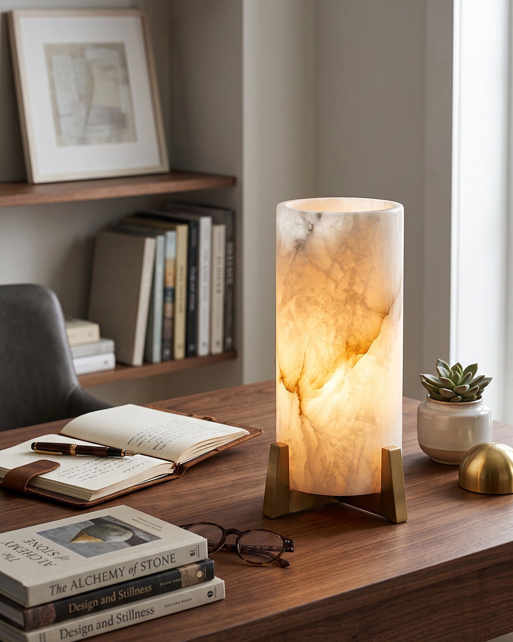 Lámpara de mesa de alabastro Velara – en un escritorio de madera