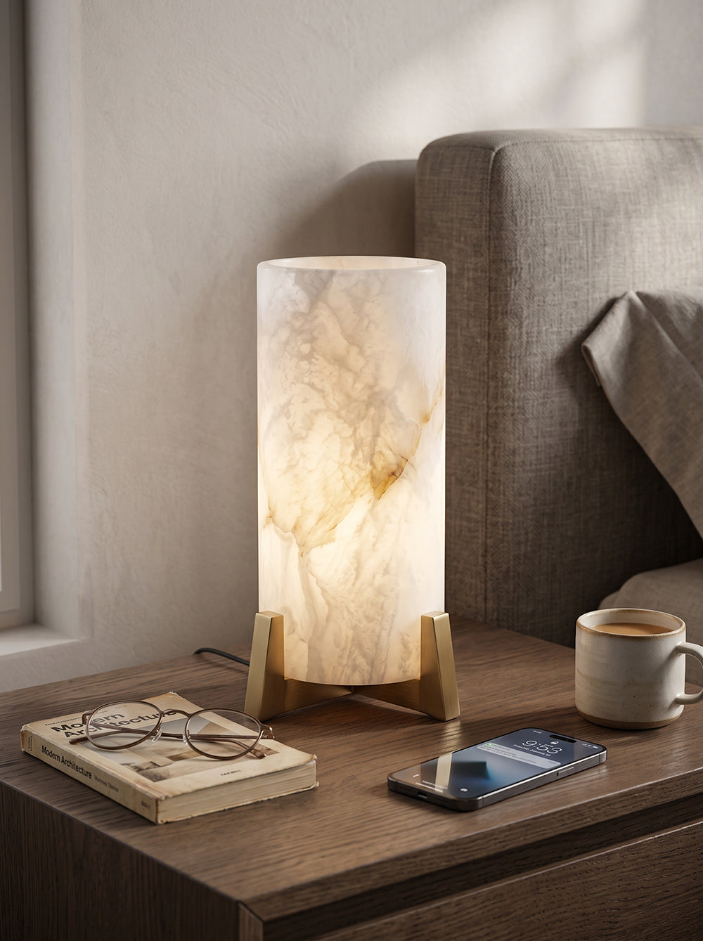 Lámpara de mesa de alabastro Velara – en una mesita junto a la cama