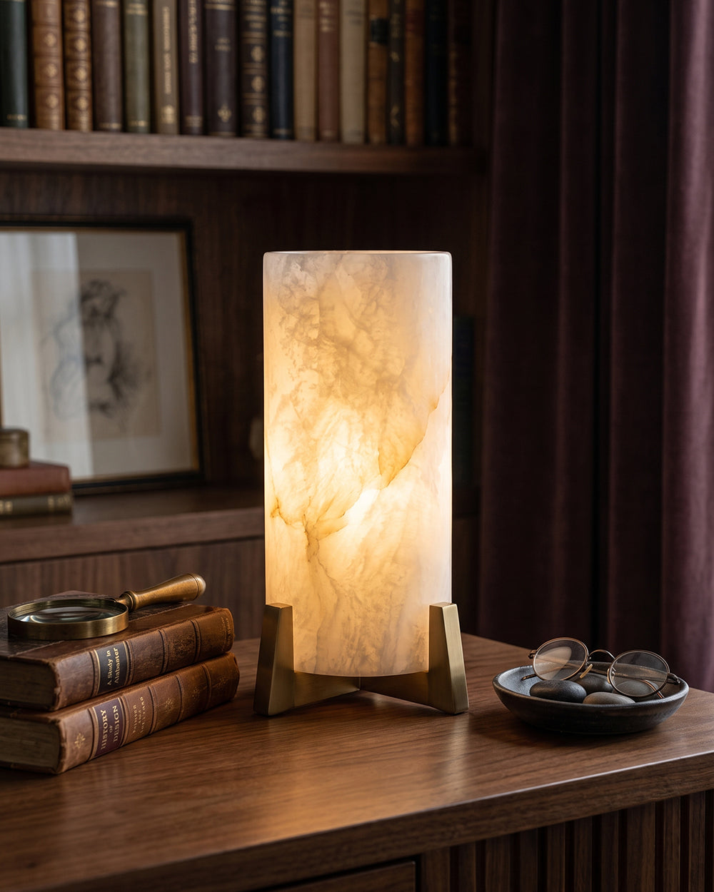 Lámpara de mesa de alabastro Velara – en un estudio con libros