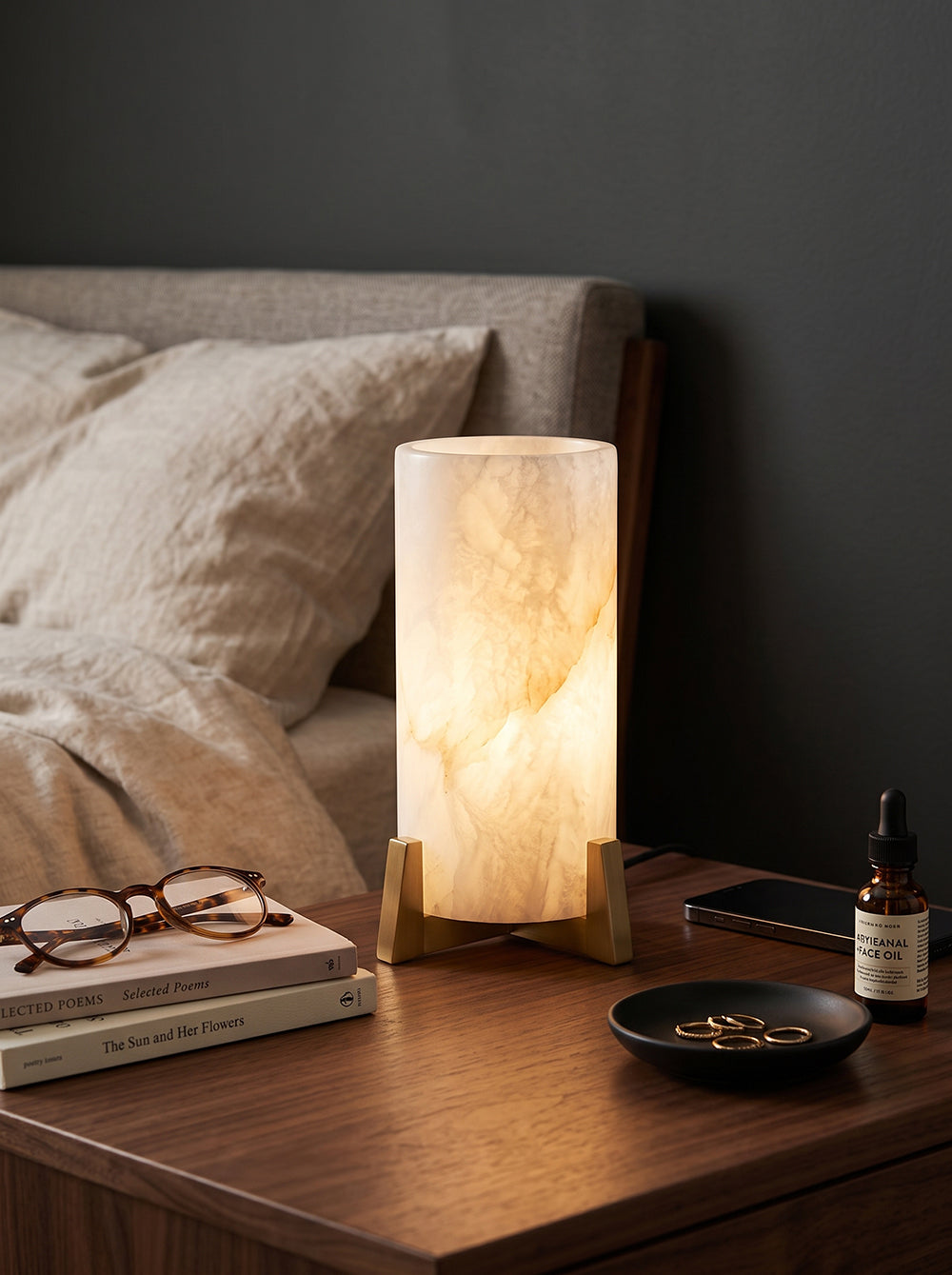 Lámpara de mesa de alabastro Velara – encendida junto a la cama