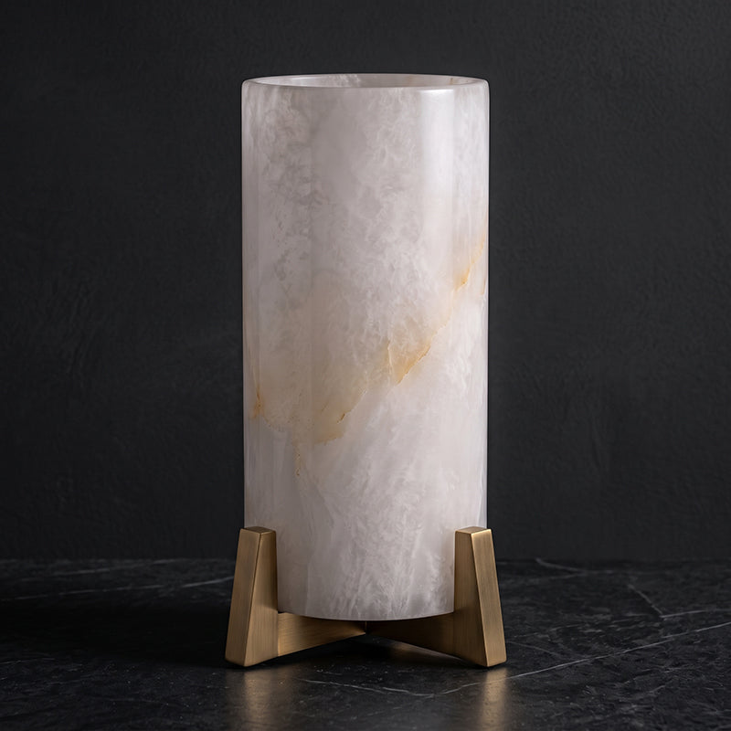 Lámpara de mesa de alabastro Velara – cilindro de alabastro sobre fondo oscuro