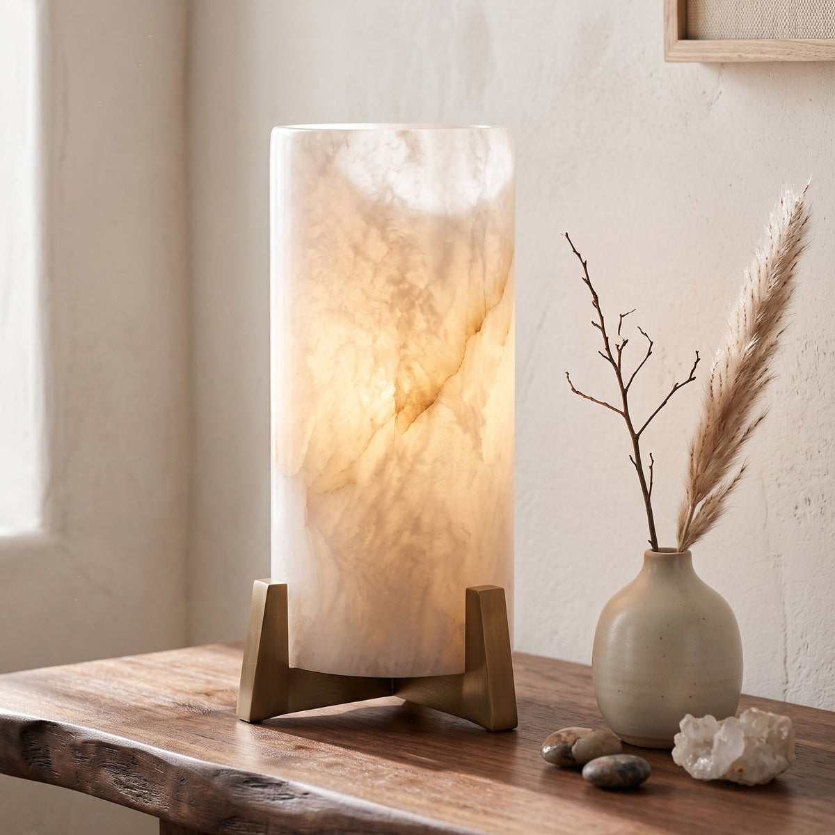 Lámpara de mesa de alabastro Velara – sobre una mesa de madera rústica