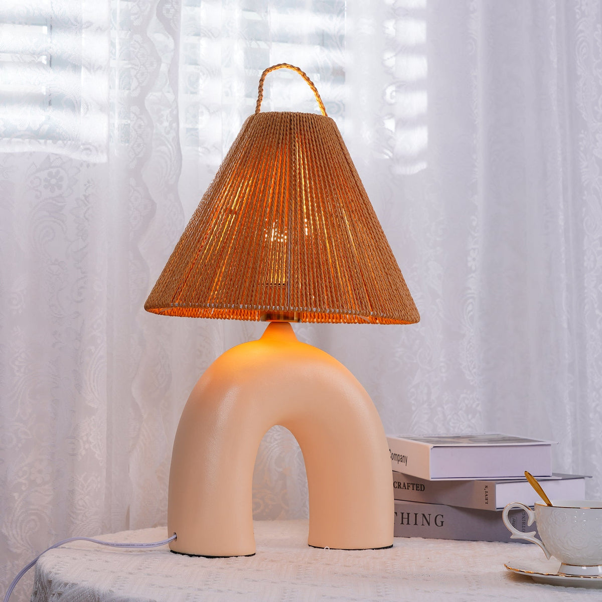 Lámpara de mesa de cerámica Velarca – en beige encendida