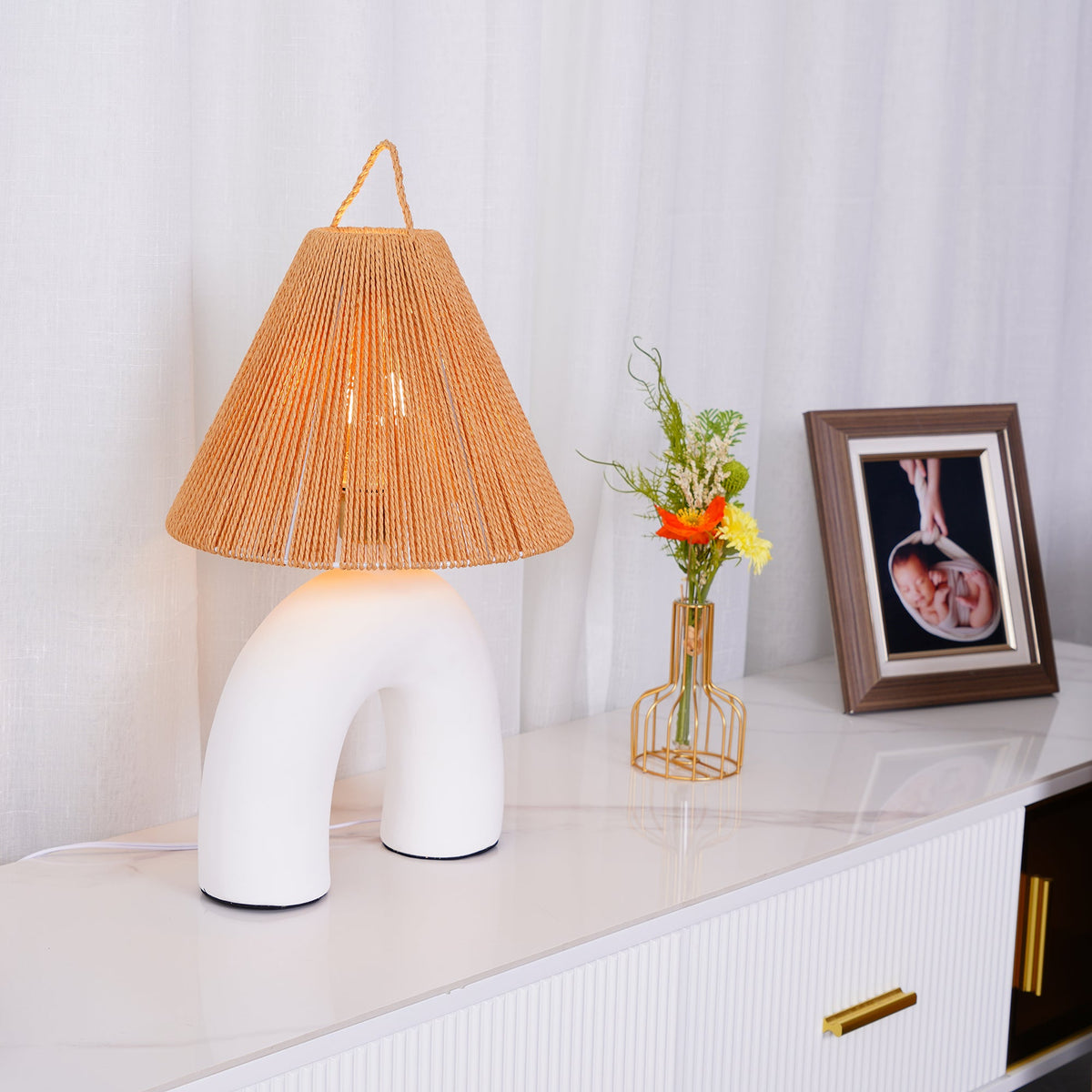 Lámpara de mesa de cerámica Velarca – en blanco de cerca