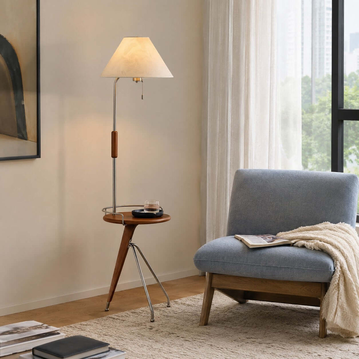 Lámpara de pie con mesita Velarta junto a un sillón de lectura – imagen 8