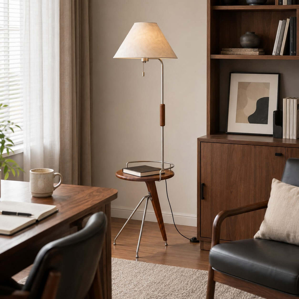 Lámpara de pie con mesita Velarta junto a un sillón de lectura – imagen 10