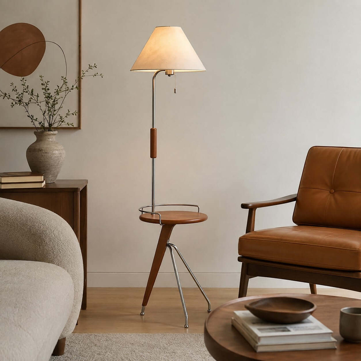Lámpara de pie con mesita Velarta junto a un sillón de lectura – imagen 12