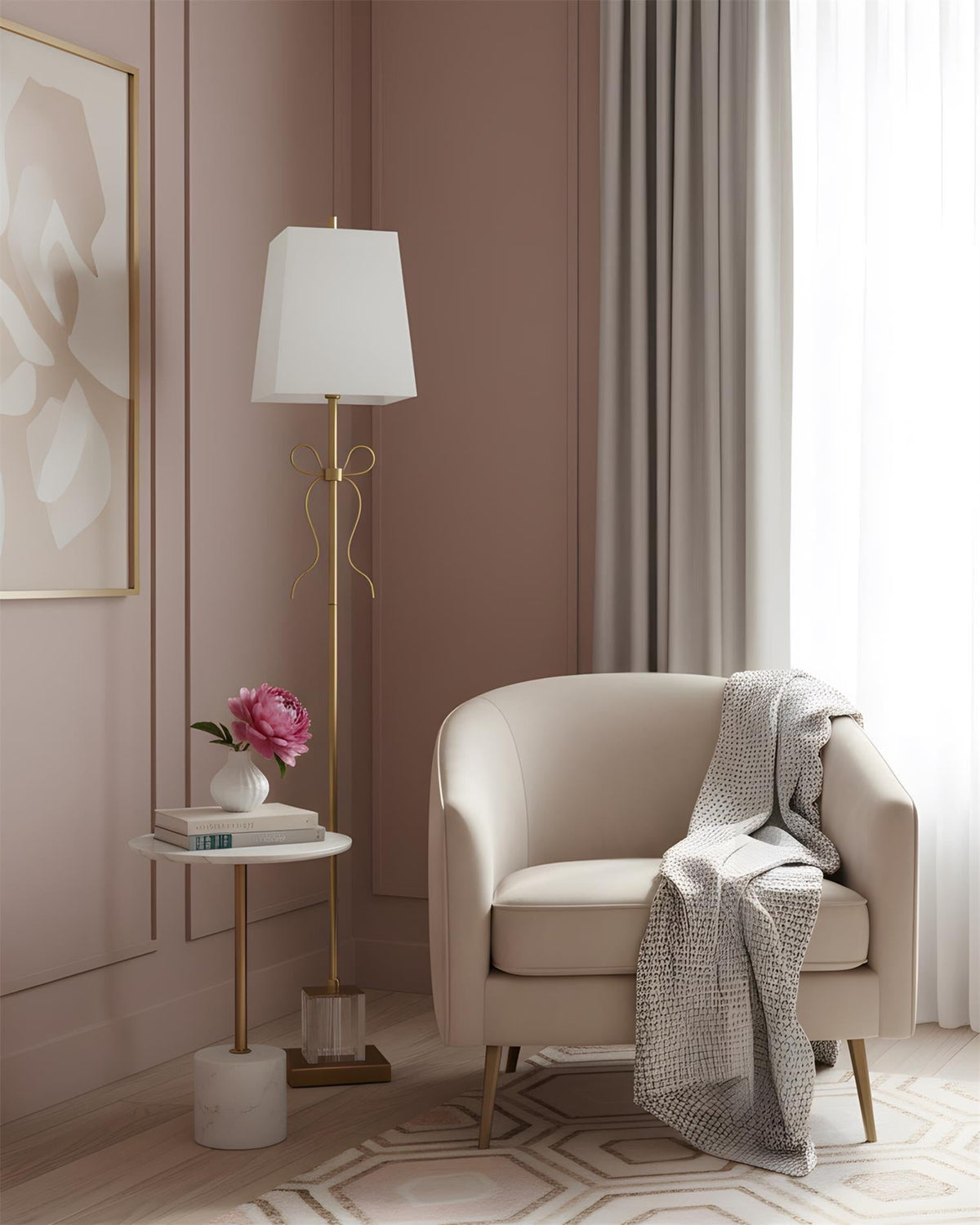 Lámpara de pie con lazo de latón Velaza en un dormitorio elegante – imagen 8