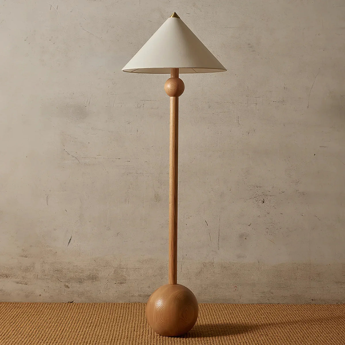 Lámpara de pie de madera Velbora – junto a una pared de hormigón