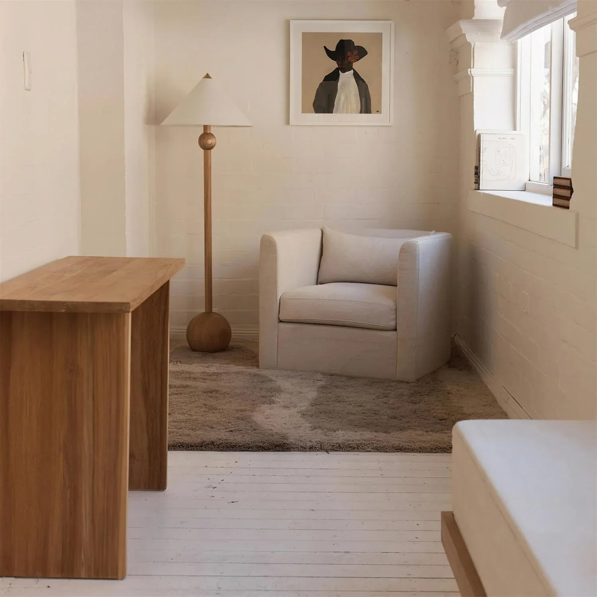 Lámpara de pie de madera Velbora – en un salón luminoso