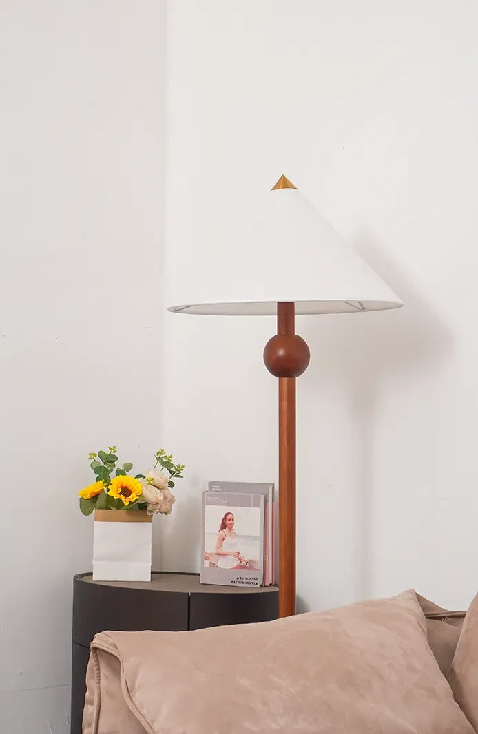 Lámpara de pie de madera Velbora – pantalla cónica encendida