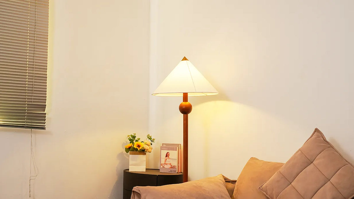 Lámpara de pie de madera Velbora – luz cálida en el rincón