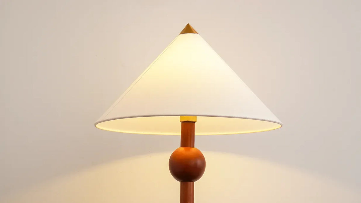 Lámpara de pie de madera Velbora – detalle de la pantalla encendida
