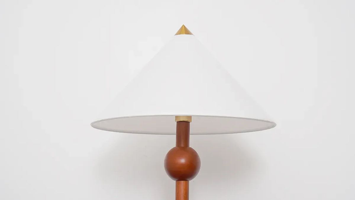 Lámpara de pie de madera Velbora – detalle de la pantalla y la esfera de madera