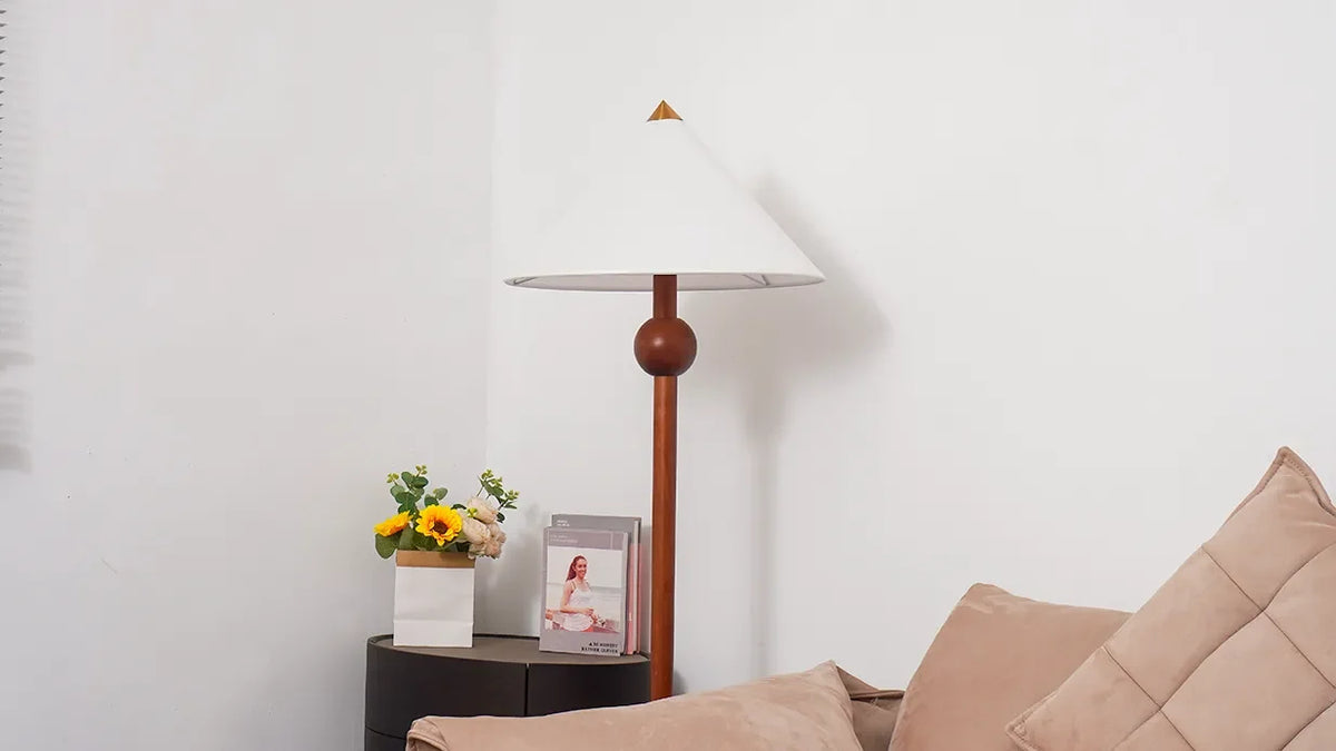 Lámpara de pie de madera Velbora – encendida en un rincón