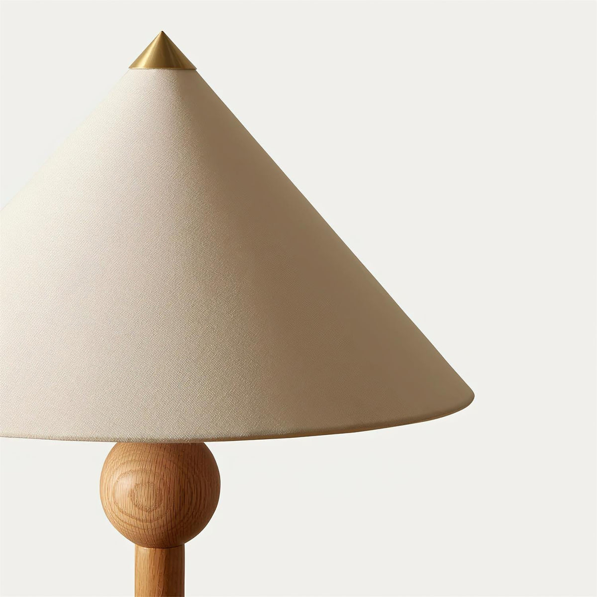 Lámpara de pie de madera Velbora – detalle de la pantalla de tela