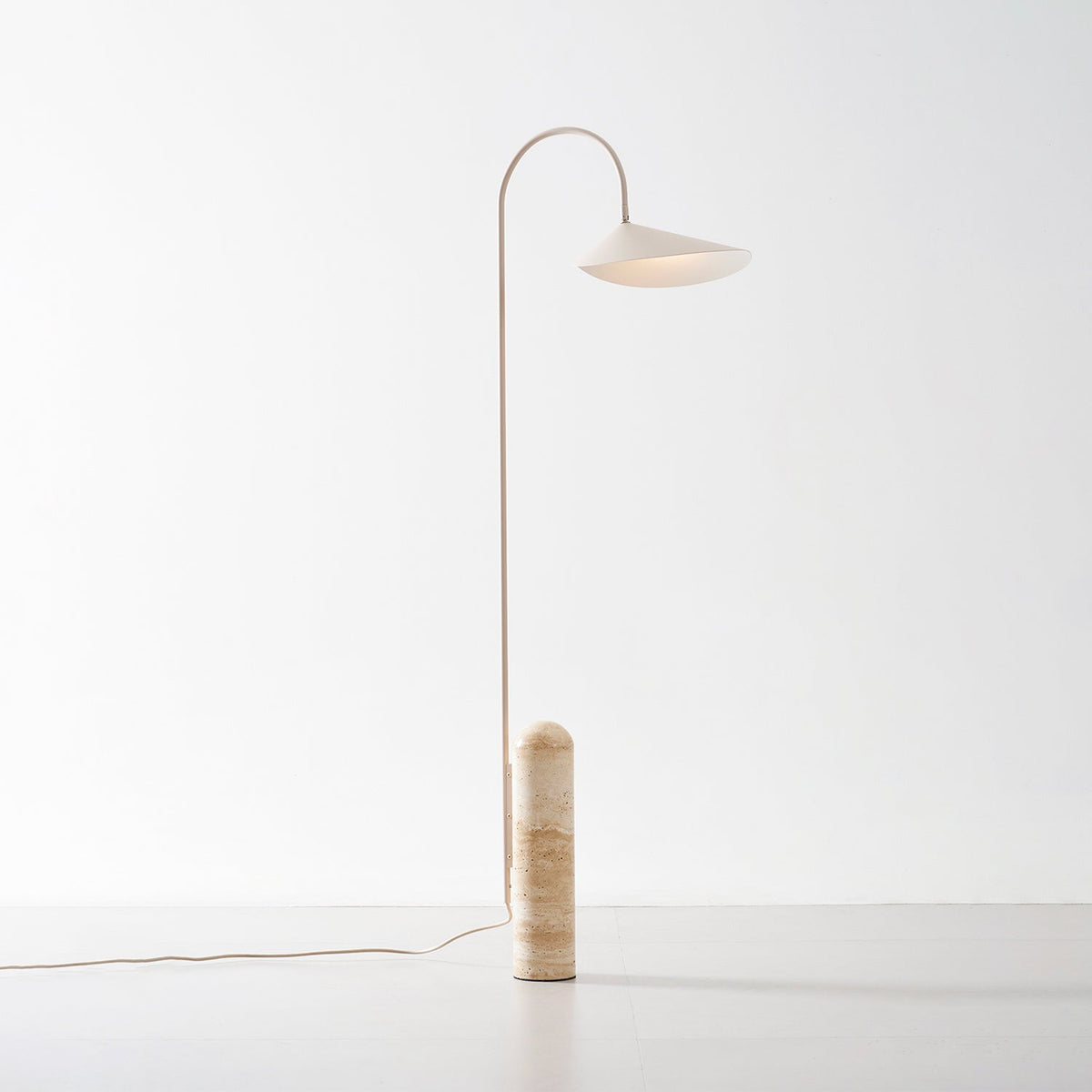 Lámpara de pie minimalista con pantalla de hoja Velhoja – encendida sobre fondo blanco