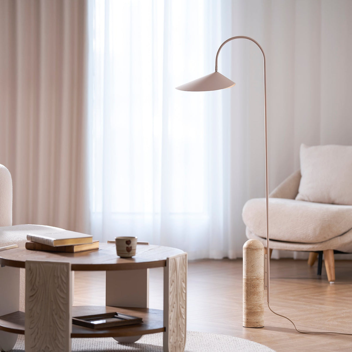 Lámpara de pie minimalista con pantalla de hoja Velhoja – junto a una mesa baja en el salón